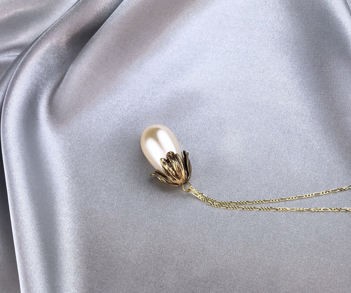 Elegant Vintage Necklace: South Korean teardrop pearl with bronze-colored ornamental bead cap - K925-123
