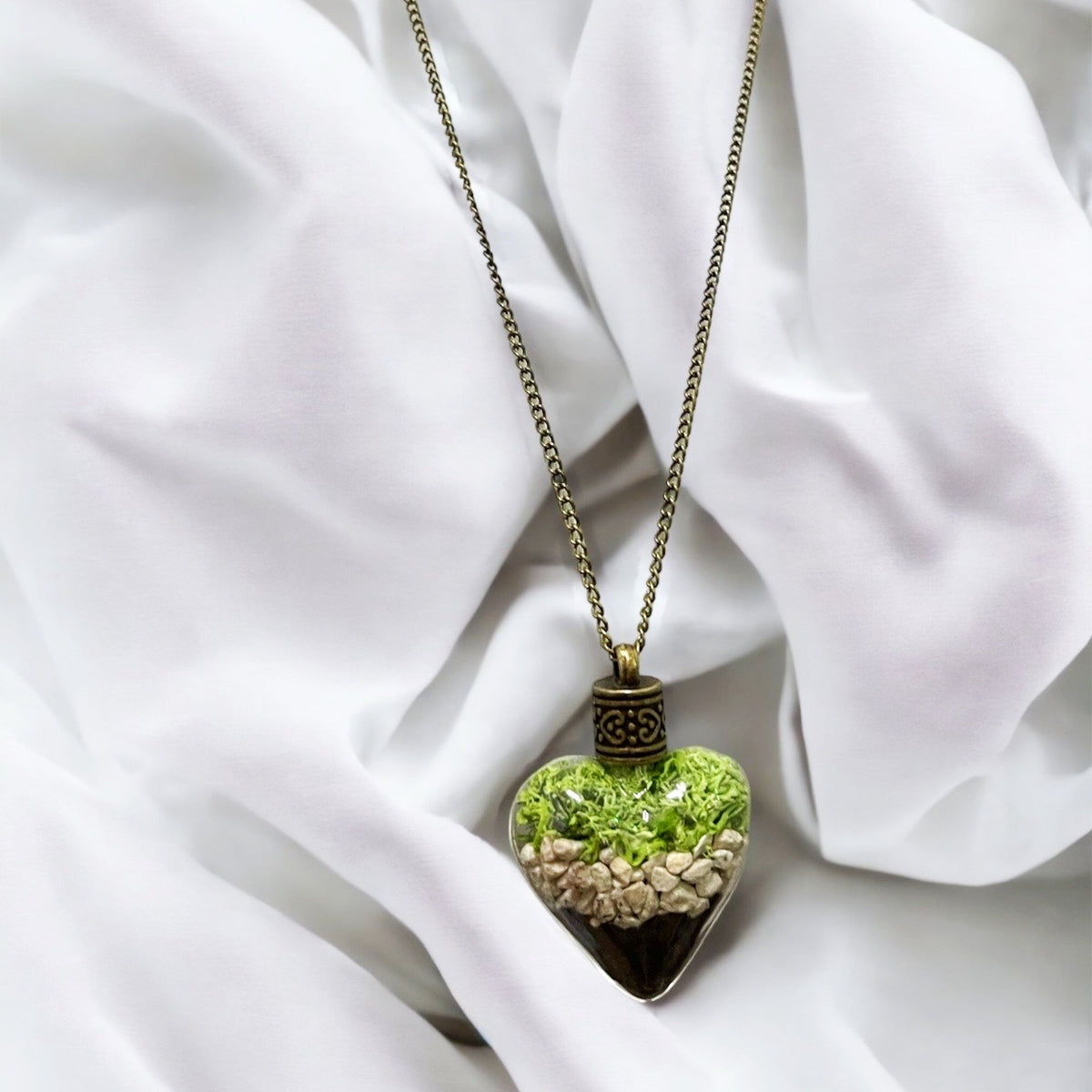 Vintage Terrarium Necklace with Moss, Pebbles and Soil - Unique Accessory for Nature Lovers - VIK-138