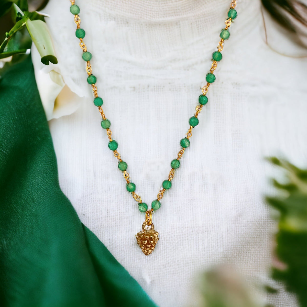 Gold-plated Aventurine Gemstone Necklace with Pinecone Pendant - 50 cm Length, Perfect for Allergy Sufferers - VIK-86