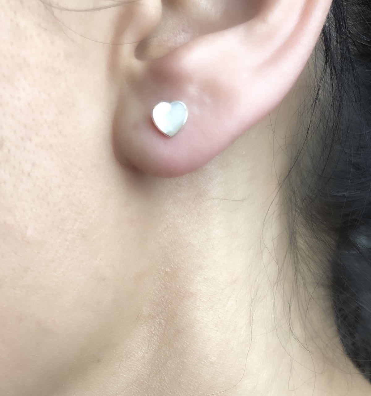Mini 925 Sterling Silver Mother of Pearl Stud Earrings Hearts (OHR925-88)