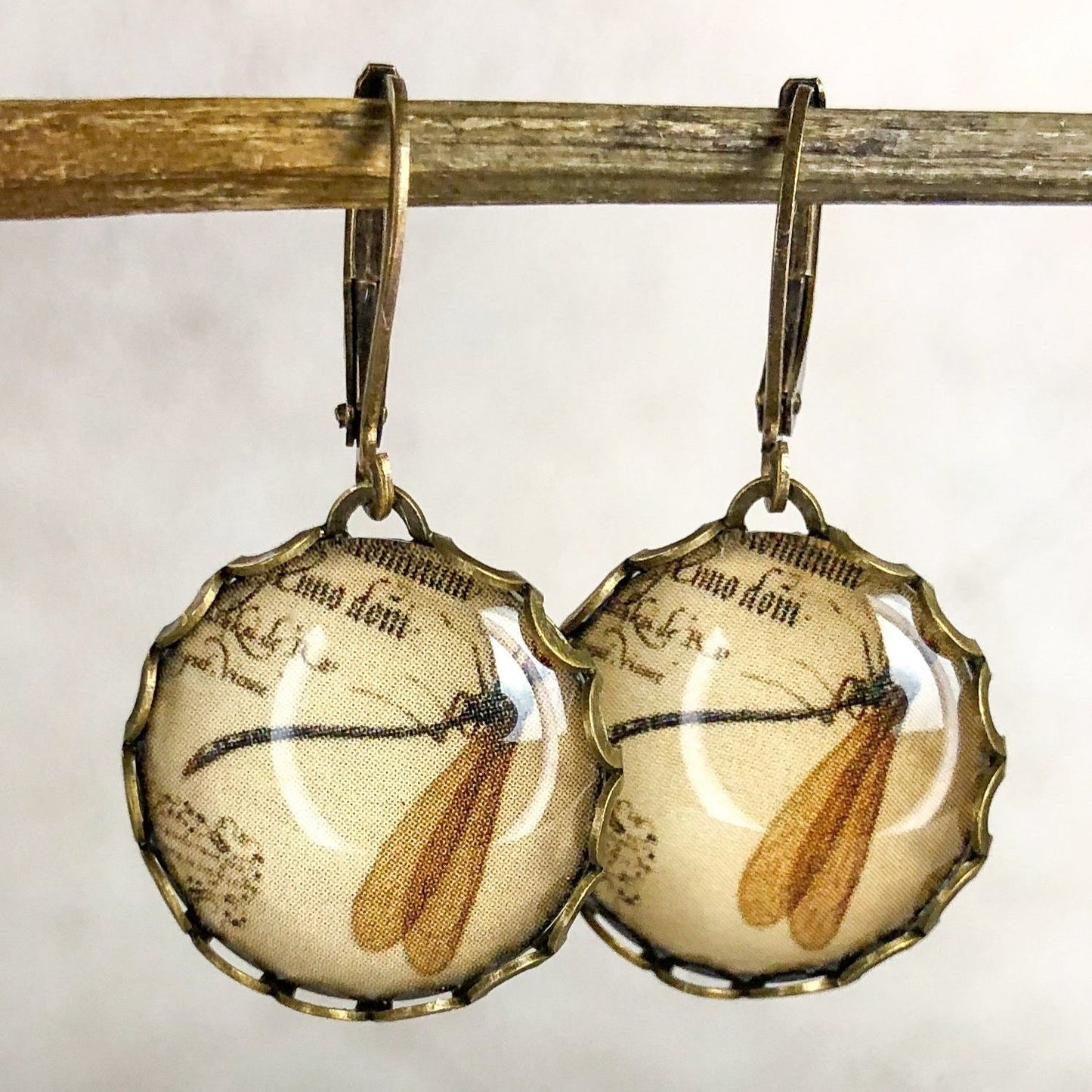 Natural researcher earrings in vintage style