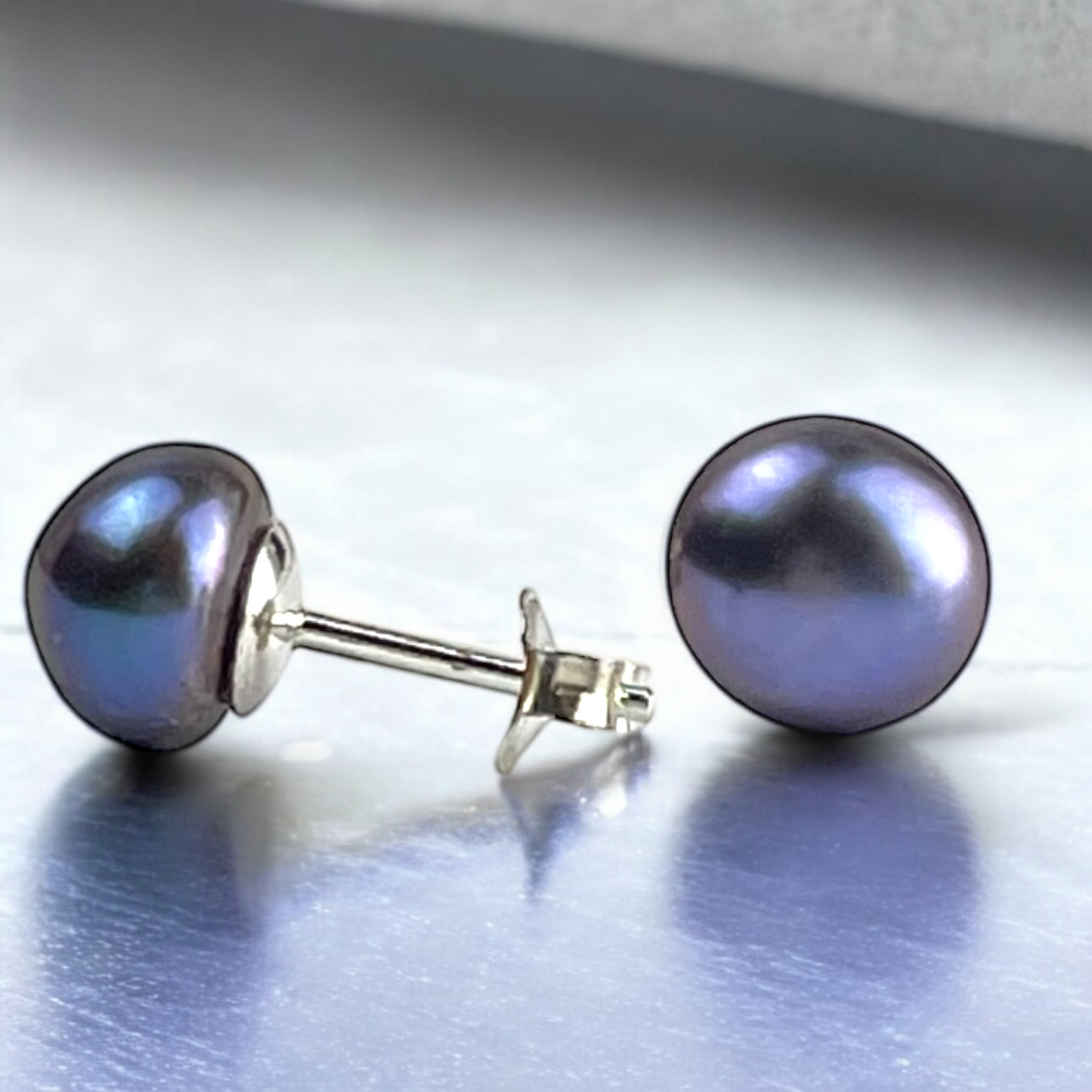 Dark Blue Pearl Stud Earrings made of 925 Sterling Silver |…