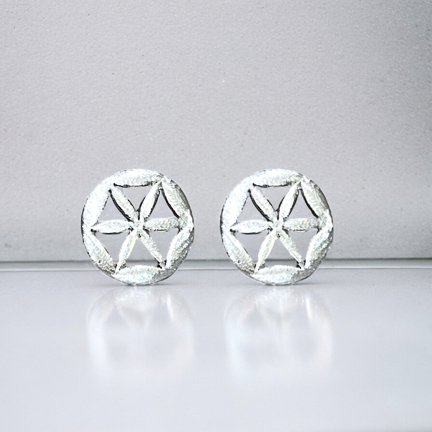 925 Sterling Silver Dainty Flower of Life Stud Earrings - 10mm…