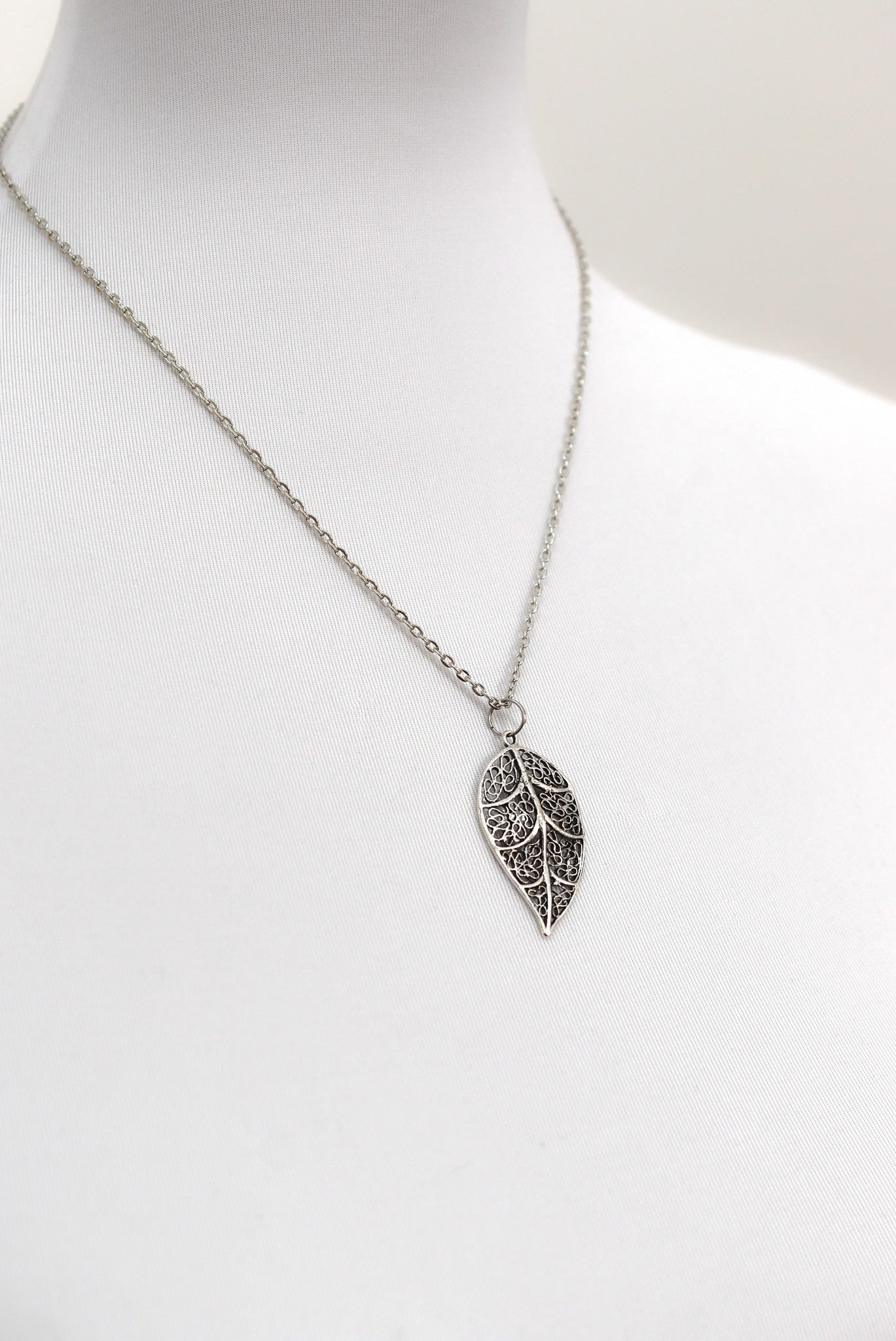 Antique Leaf — Silver Chain