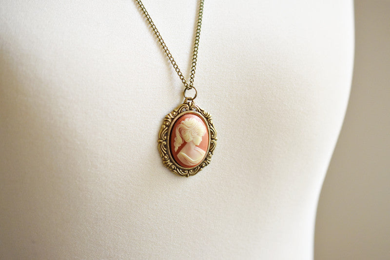 Baroque lady chain in vintage style