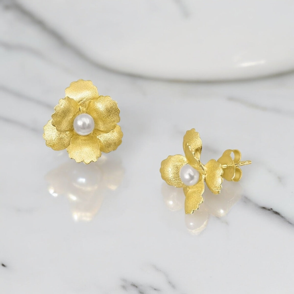 Elegant Flower-Shaped 925 Sterling Silver Stud Earrings with Freshwater Pearls - 18K Gold-Plated, Hypoallergenic, Nickel-Free, 13mm - OHR925-136