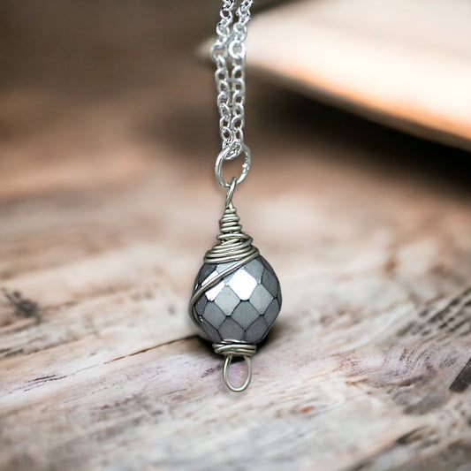 Timeless elegance: 925 sterling silver necklace with a shimmering gray Bohemian pearl, reminiscent of the 1980s - K925-43