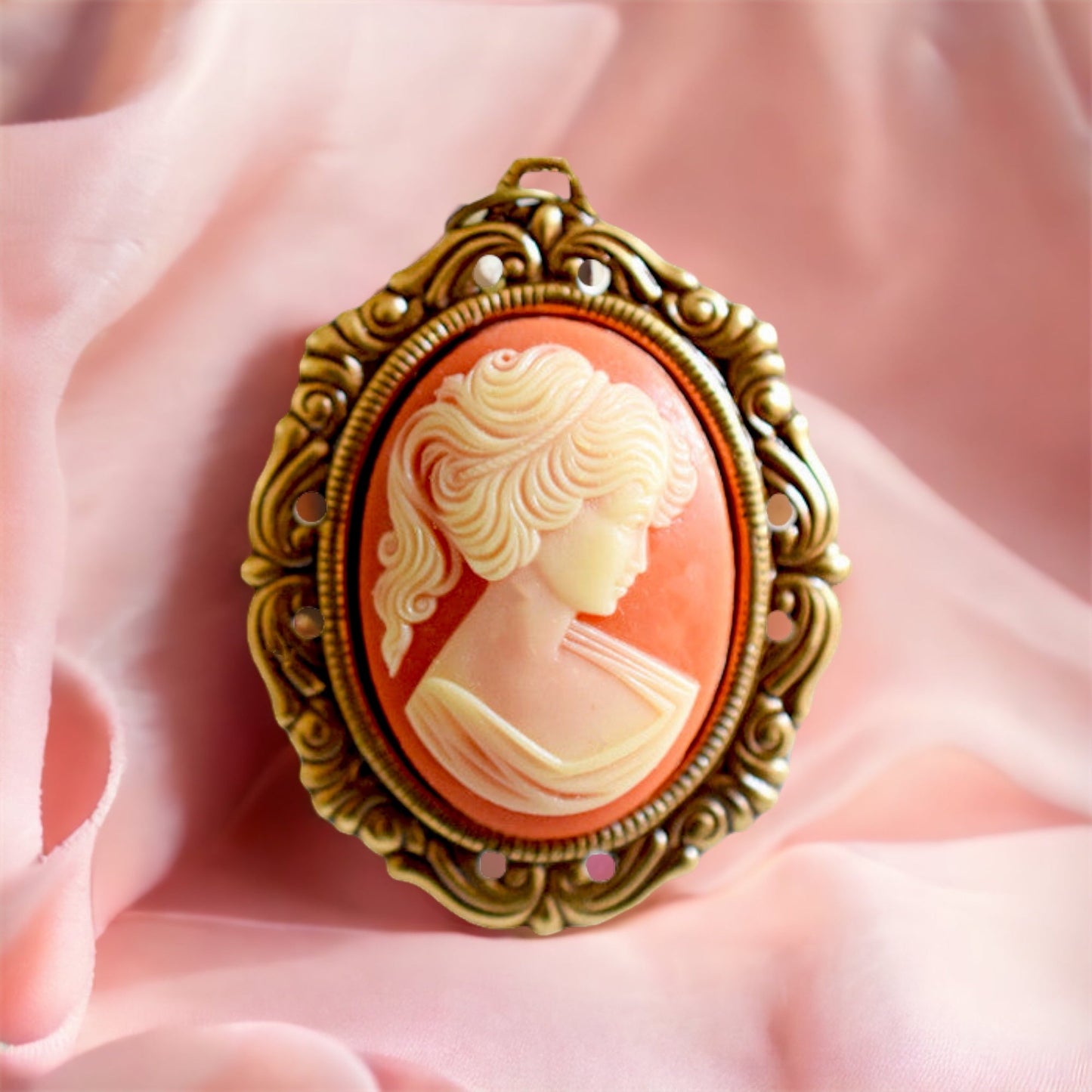 Baroque lady chain in vintage style