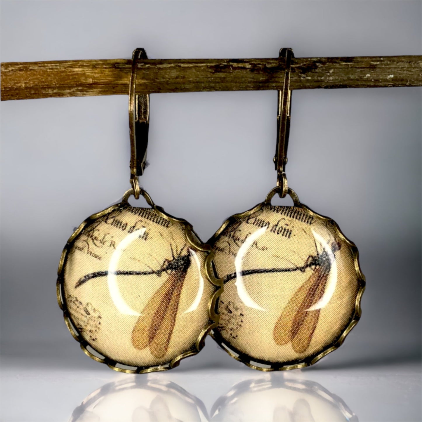 Natural researcher earrings in vintage style