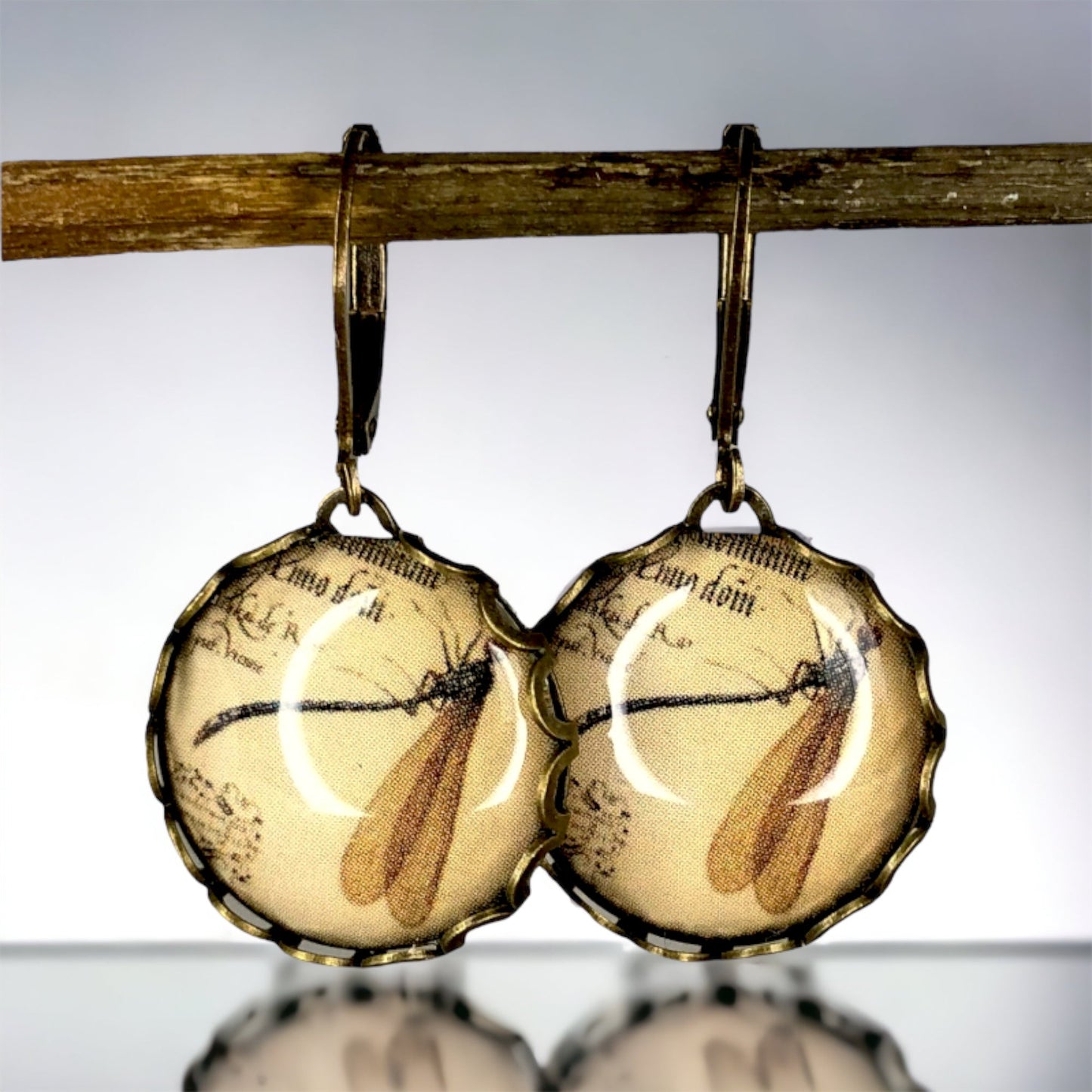 Natural researcher earrings in vintage style