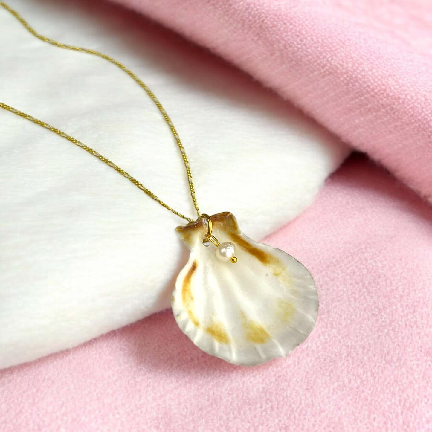 925 Sterling gold gold plated chain with shell and freshwater pearl