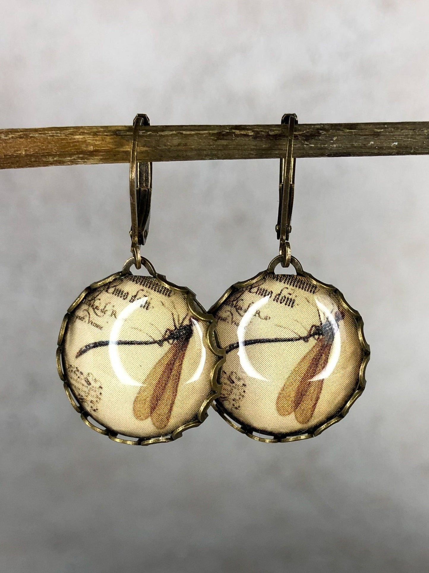 Natural researcher earrings in vintage style