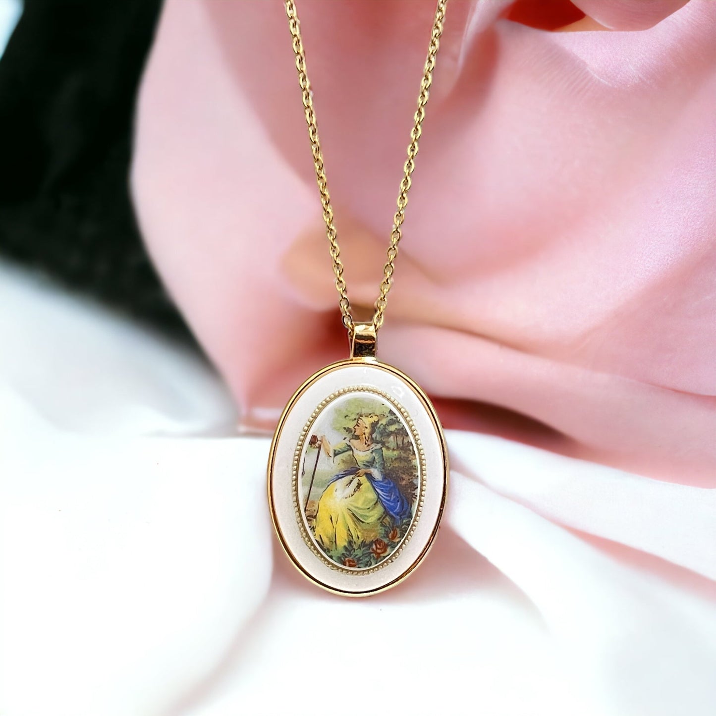 Baroque Elegance: Gilded Necklace with Porcelain Cabochon Pendant…