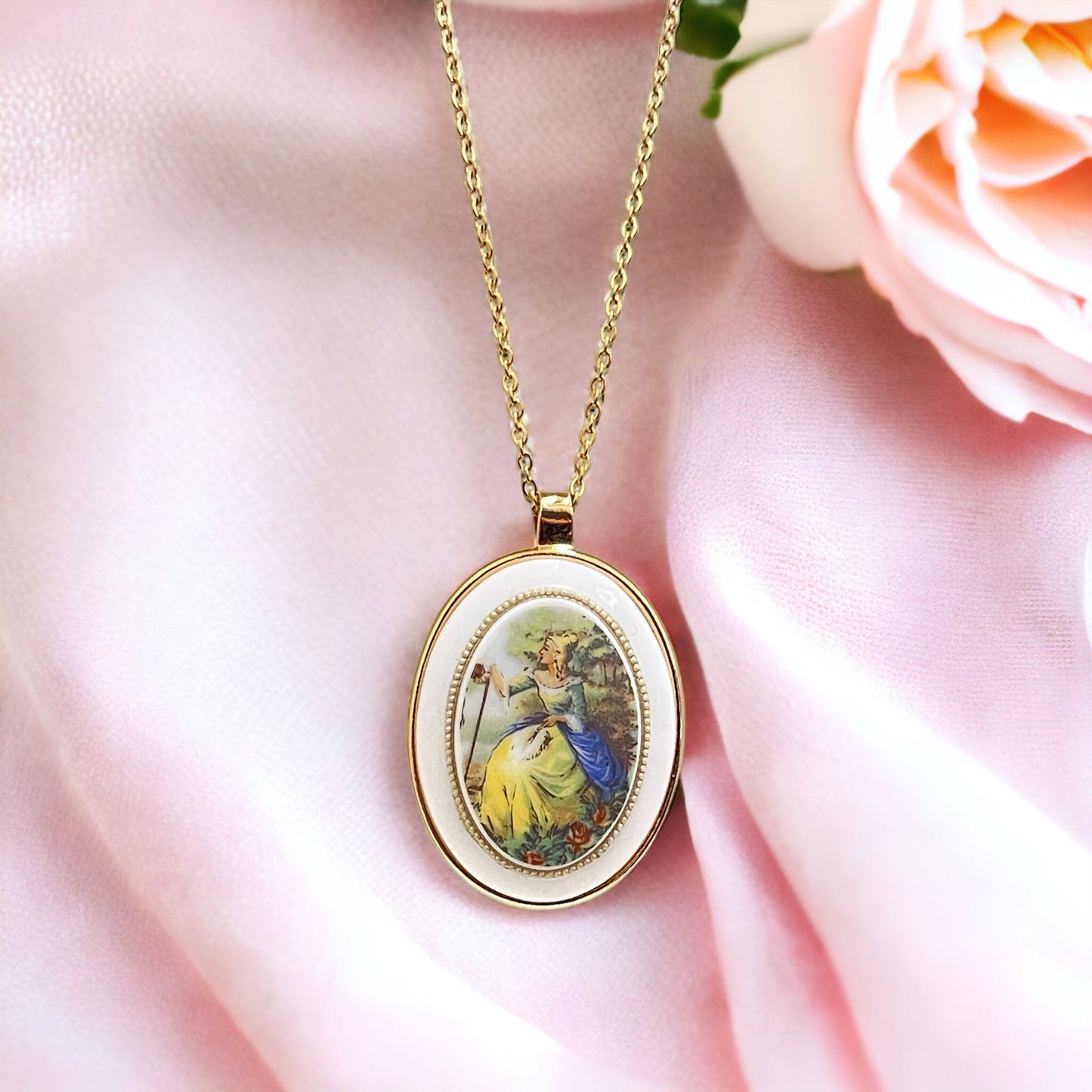 Baroque Elegance: Gilded Necklace with Porcelain Cabochon Pendant…