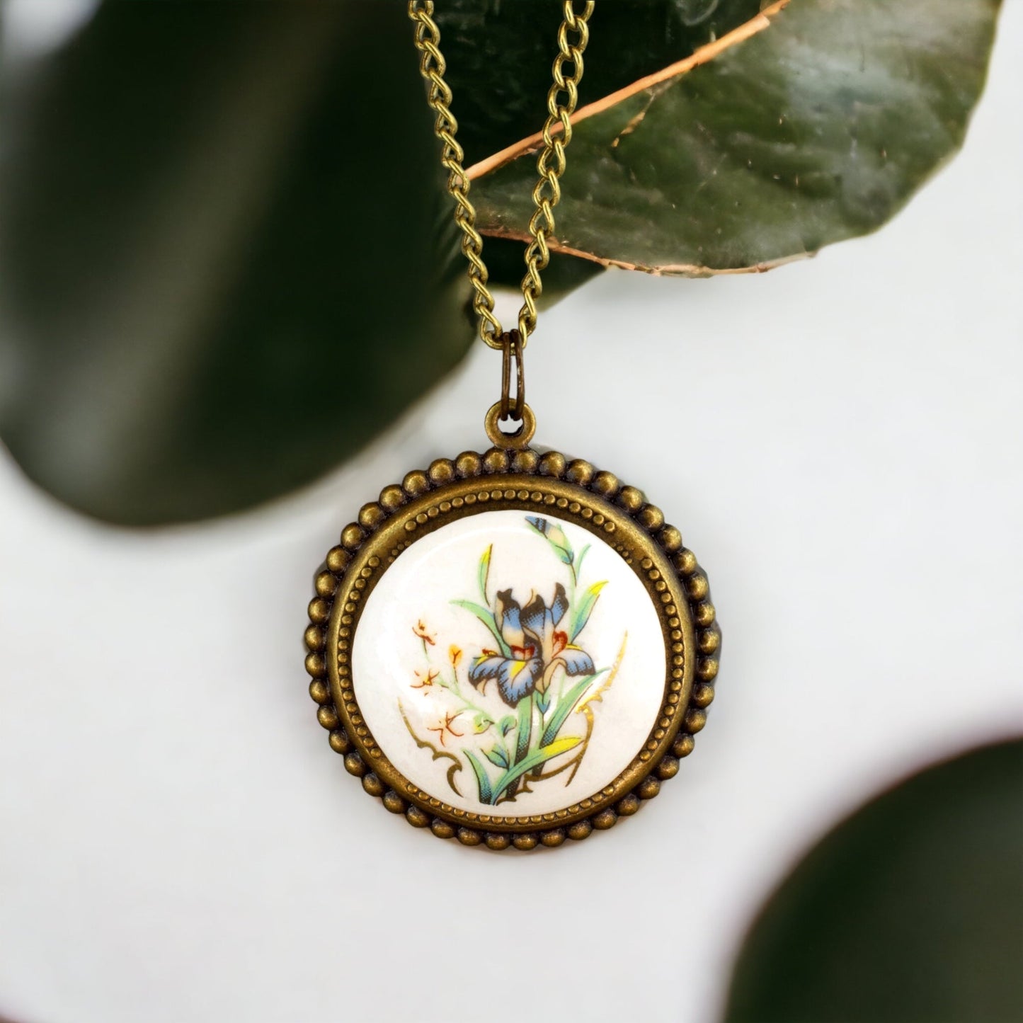 flowers — Bronze chain in vintage style