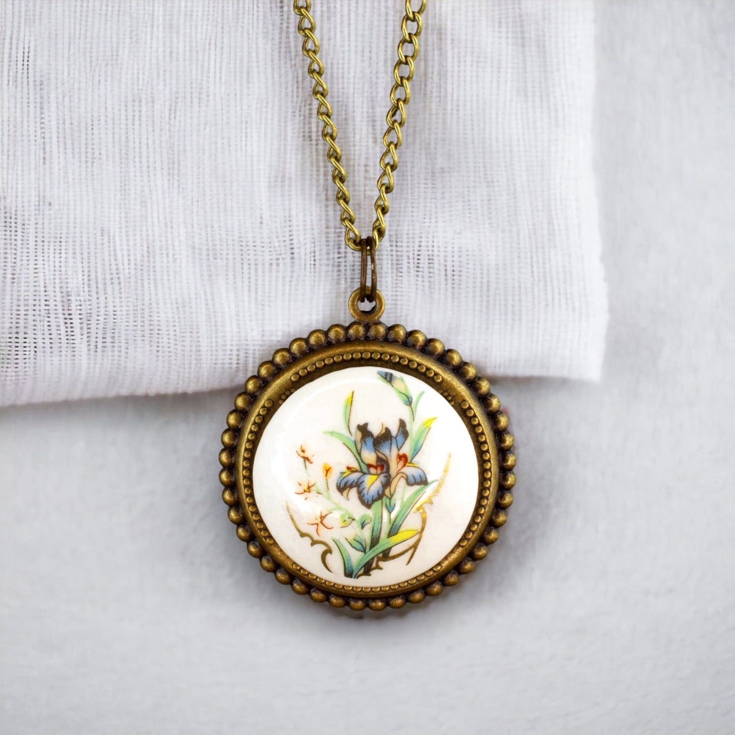flowers — Bronze chain in vintage style
