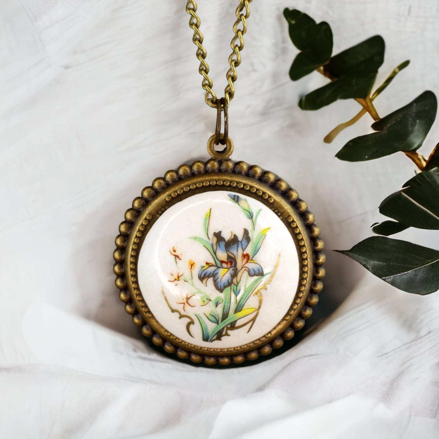 flowers — Bronze chain in vintage style