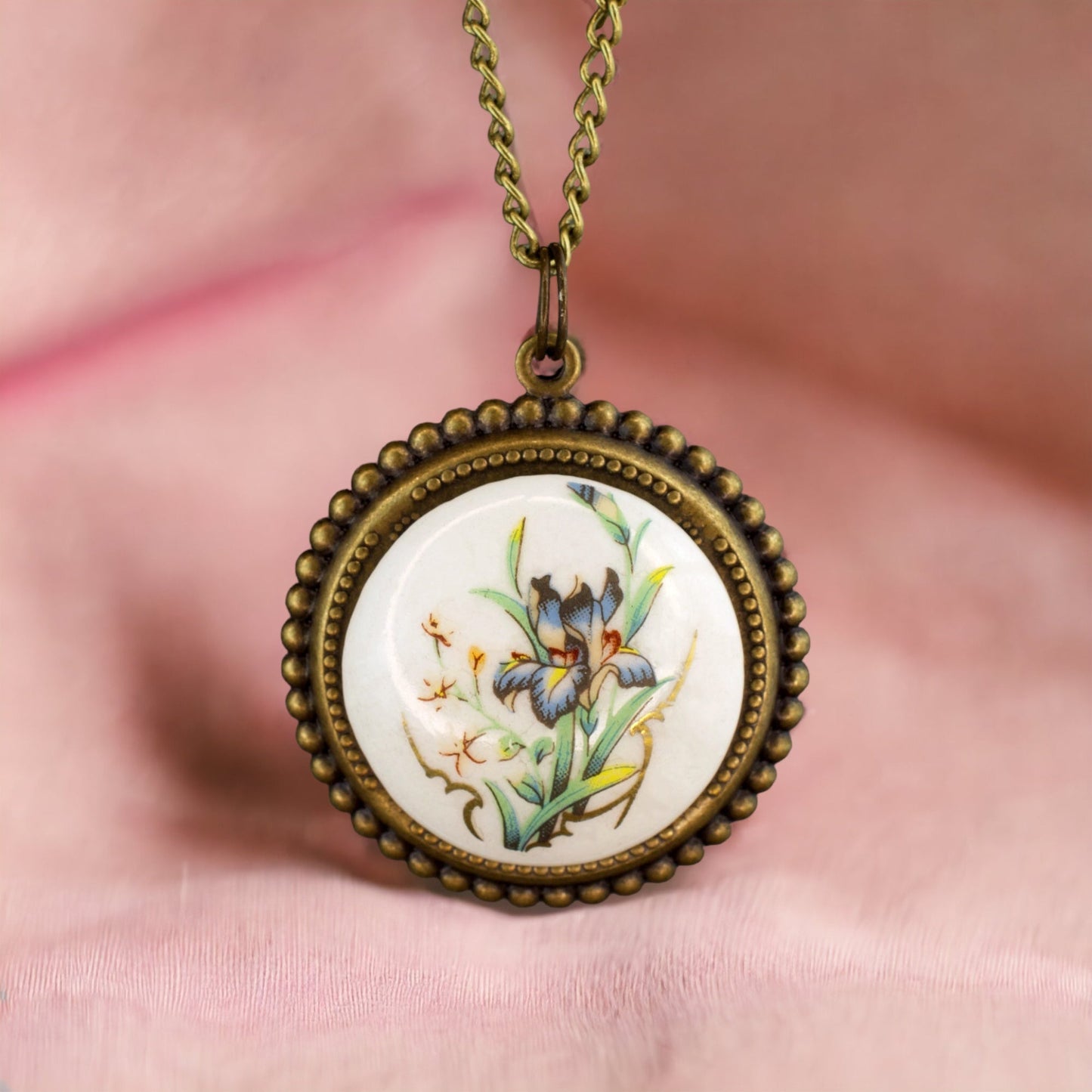 flowers — Bronze chain in vintage style