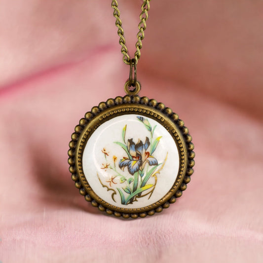 flowers — Bronze chain in vintage style