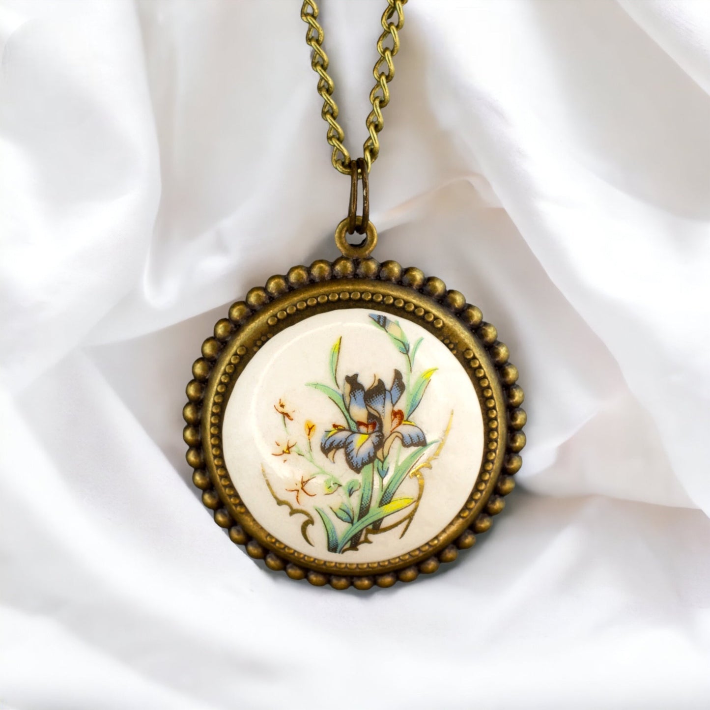 flowers — Bronze chain in vintage style