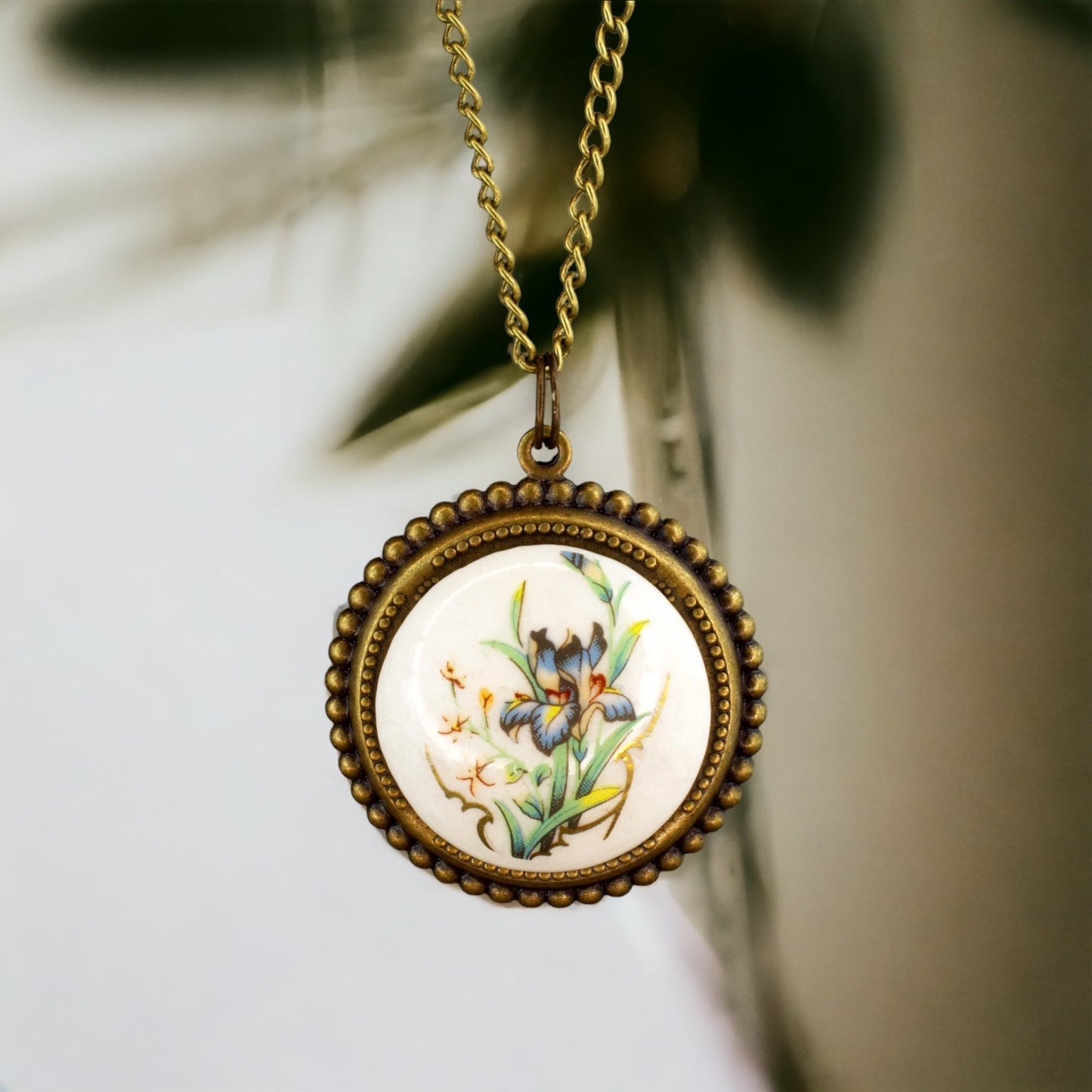 flowers — Bronze chain in vintage style