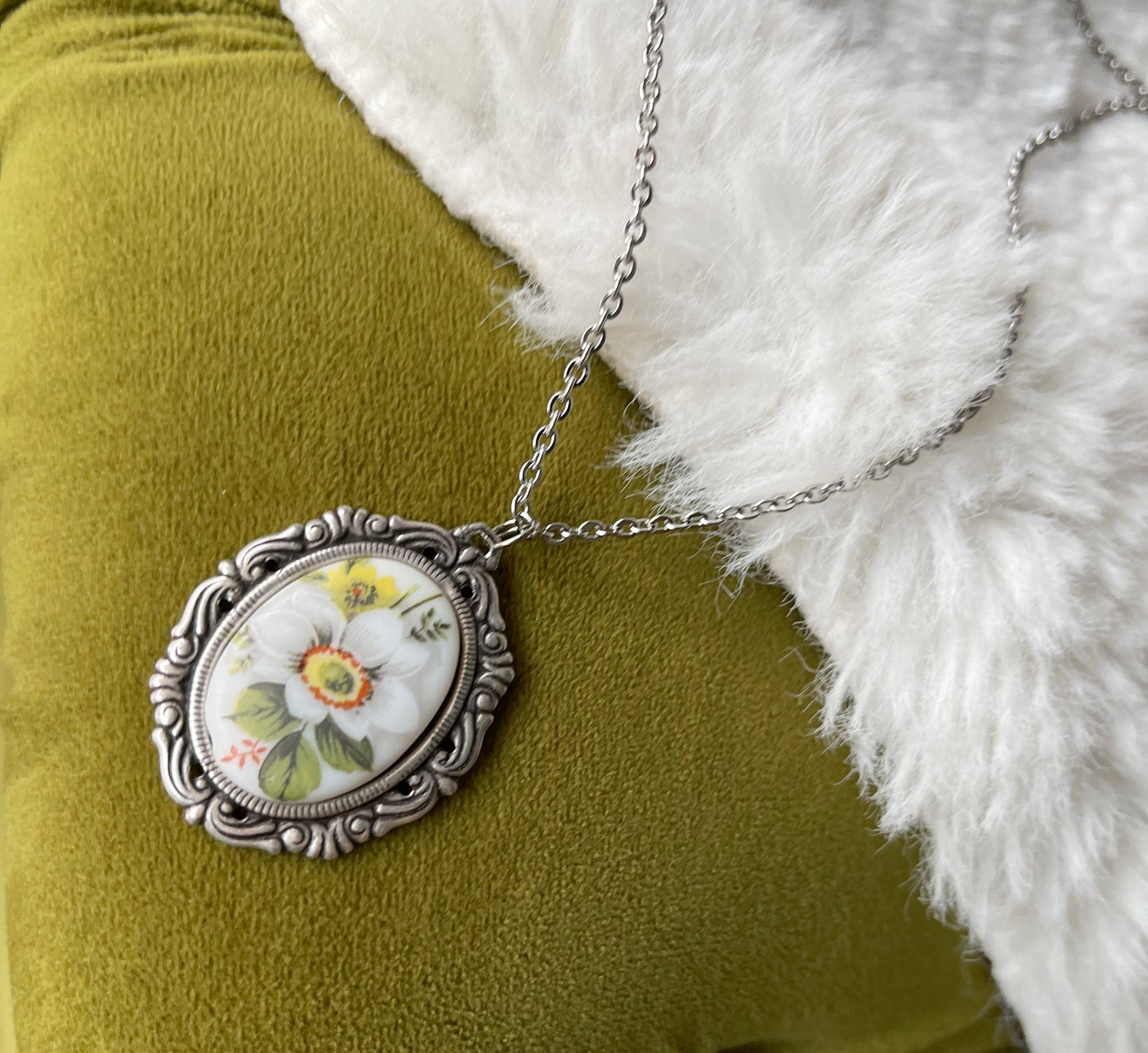 Porcelain Flowers Vintage Necklace