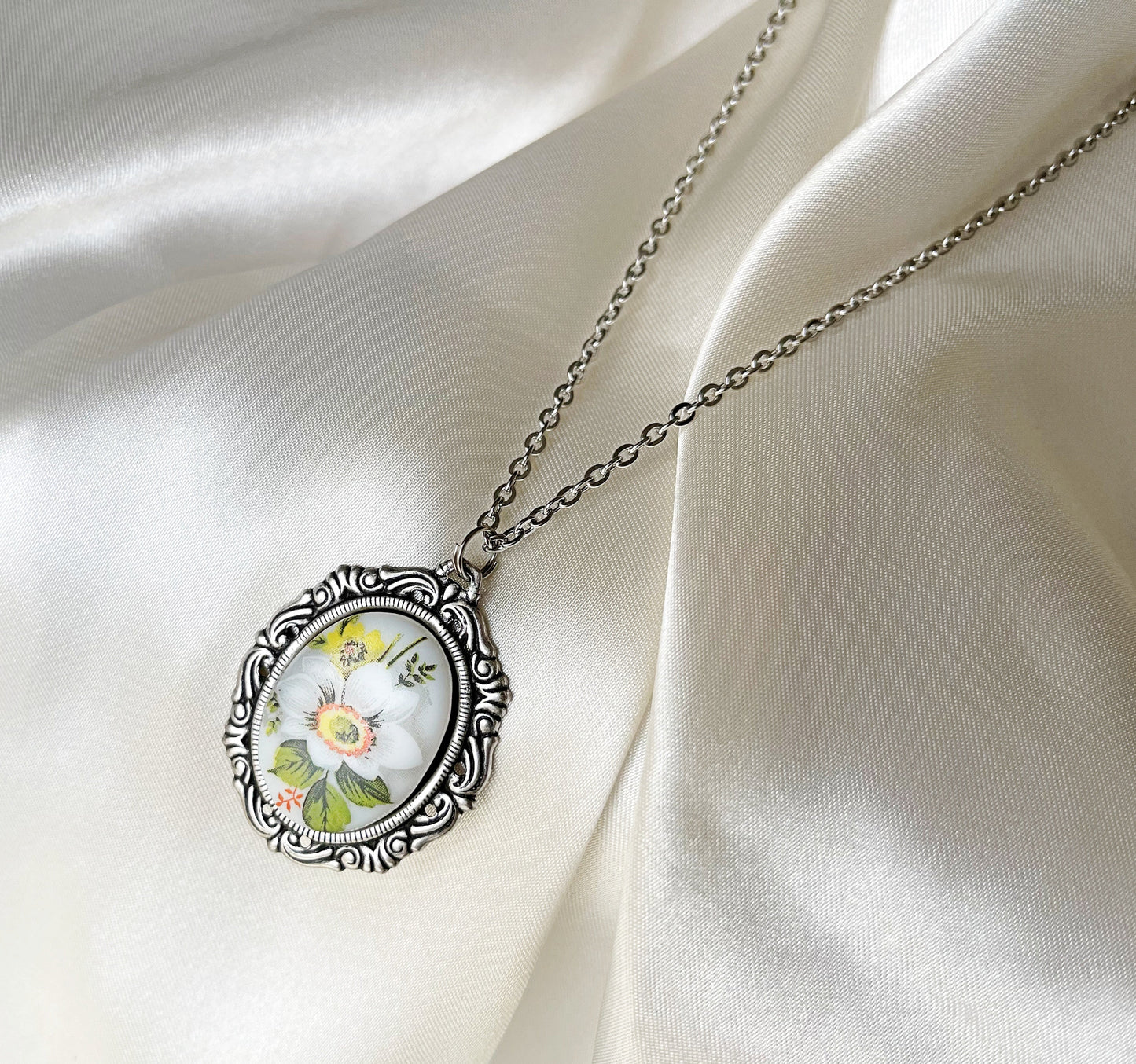 Porcelain Flowers Vintage Necklace