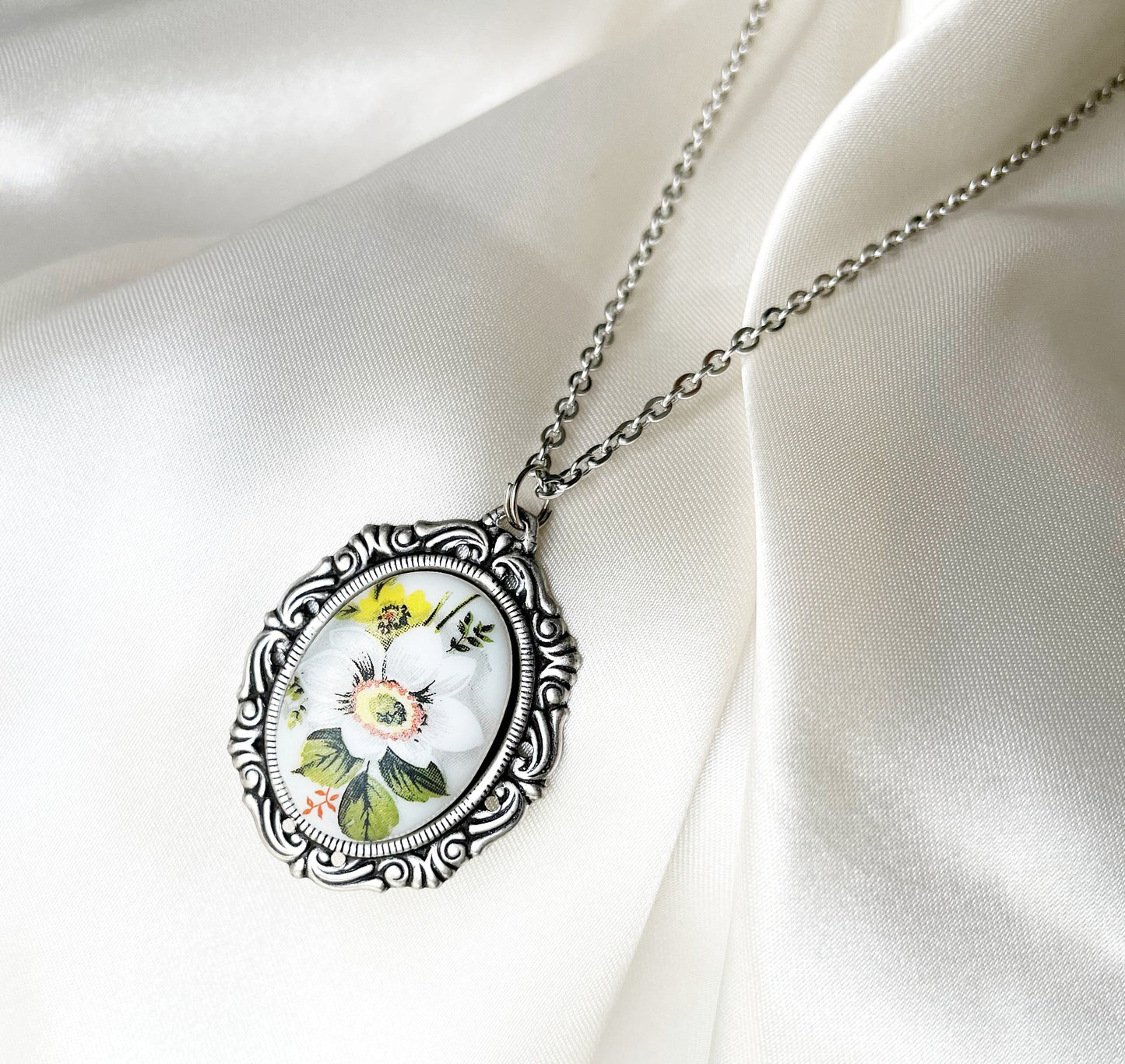 Porcelain Flowers Vintage Necklace