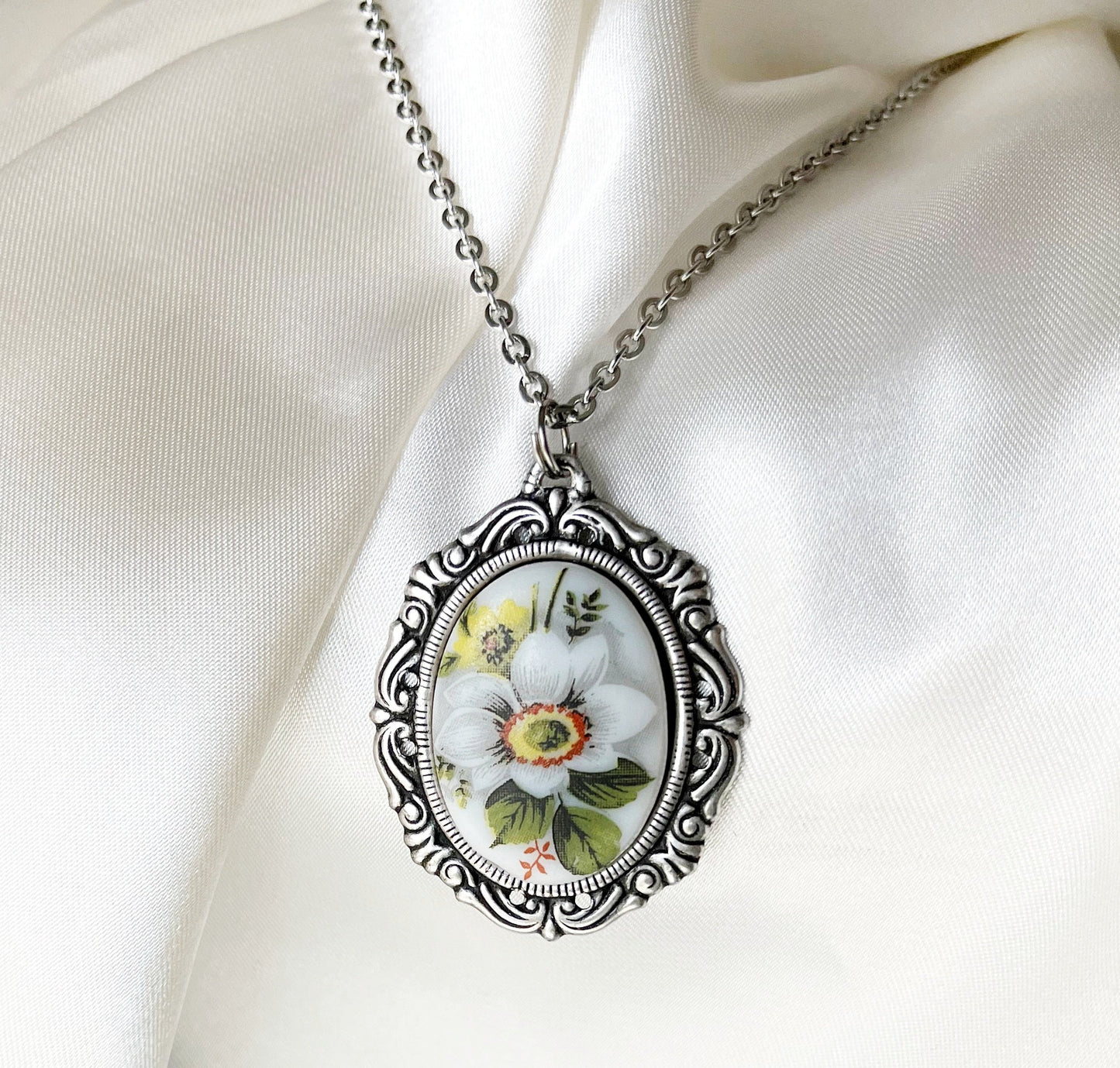 Porcelain Flowers Vintage Necklace