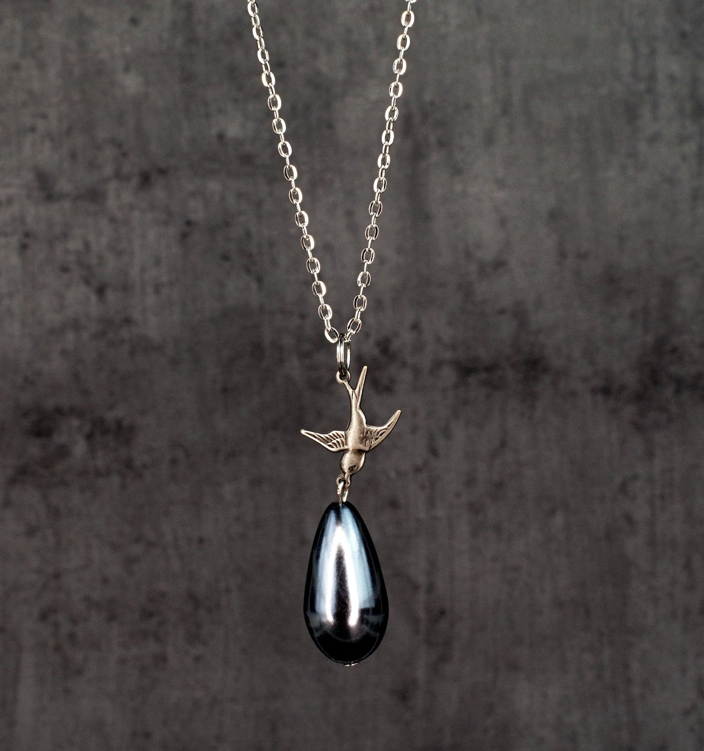 Swallowing — Chain in vintage style