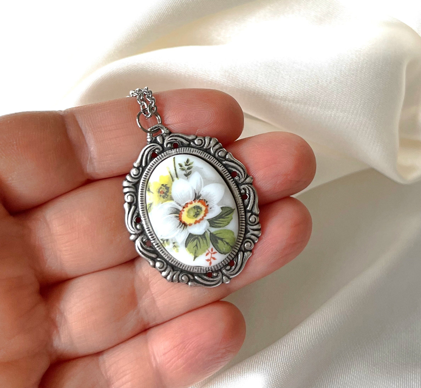 Porcelain Flowers Vintage Necklace